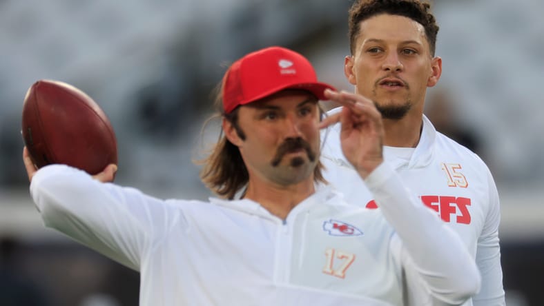 Patrick Mahomes and Gardner Minshew during pregame warmups in Jacksonville. Vikings QB2 Gardner Minshew.