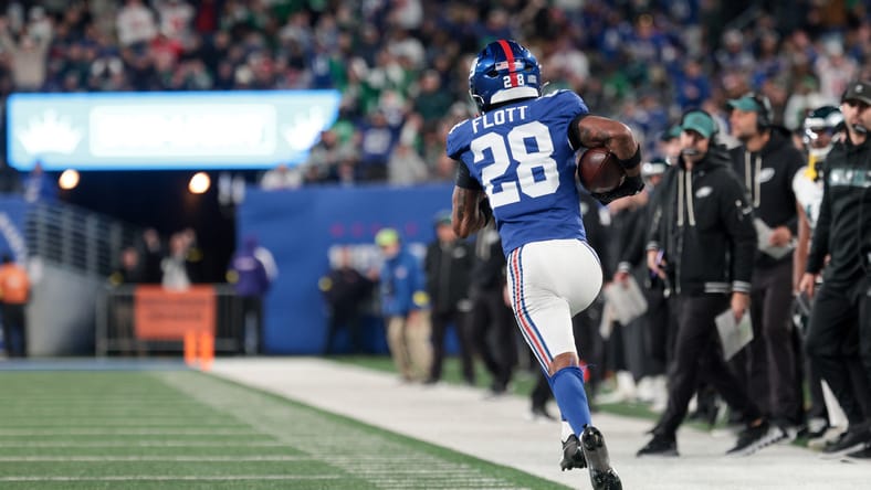 Giants cornerback Cor’Dale Flott returning an interception against the Eagles.