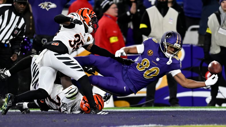 Isaiah Likely attempts a catch against the Bengals at M&T Bank Stadium.