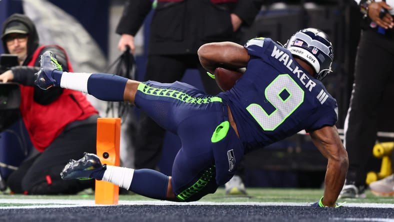Kenneth Walker III scores a touchdown against the 49ers at Lumen Field. Kenneth Walker Vikings free agency.