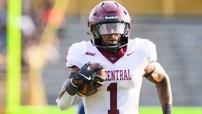 Chris Mosley runs the ball during a game against Florida A&M. Vikings meet with Chris Mosley.