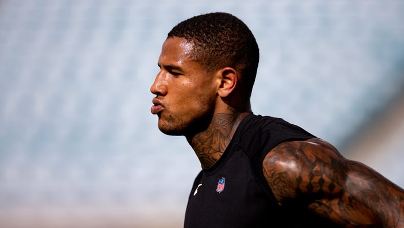 Darren Waller warms up on the field before a Las Vegas Raiders game.