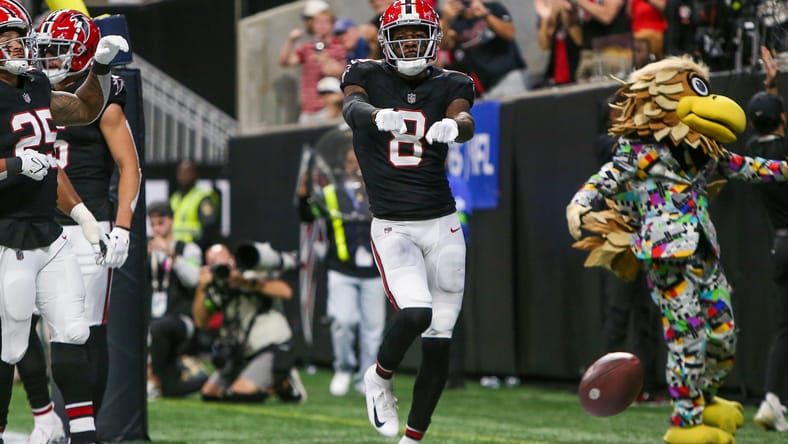 Kyle Pitts celebrates a touchdown catch at Mercedes-Benz Stadium