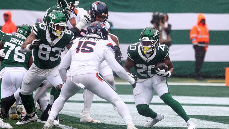 Breece Hall running the ball against the Broncos. Vikings Breece Hall free agency.