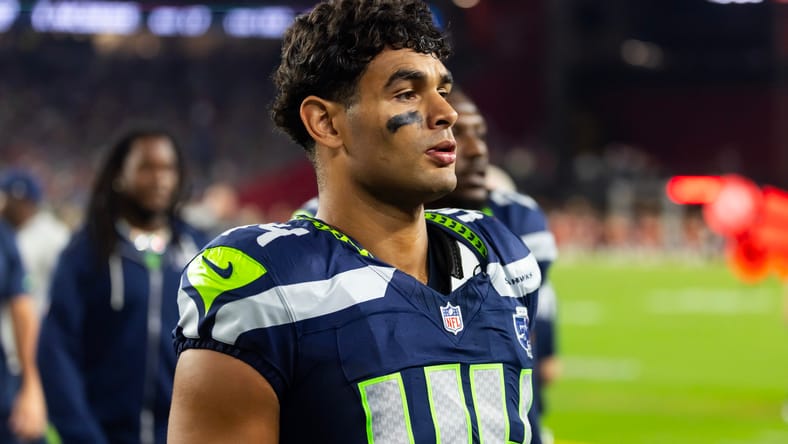 Chazz Surratt playing linebacker during Seahawks vs Cardinals game. Chazz Surratt Seahawks.
