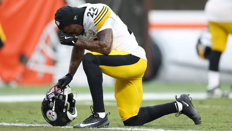 Asante Samuel Jr. kneeling on the field before a Steelers game in Cleveland. Asante Samuel Jr Vikings rumors.
