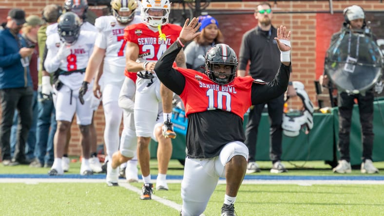 Lee Hunter practicing at the Senior Bowl