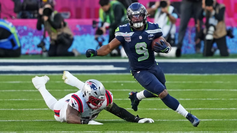 Kenneth Walker III runs the ball for the Seahawks during Super Bowl LX. Kenneth Walker Vikings.