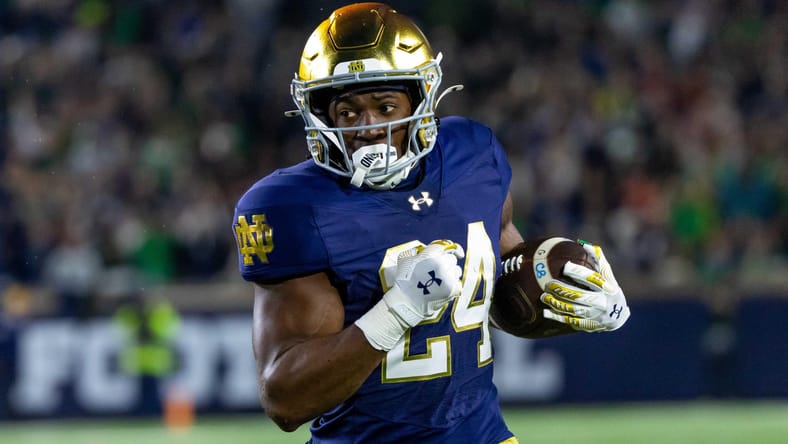 Jadarian Price running the football during a Notre Dame game at Notre Dame Stadium