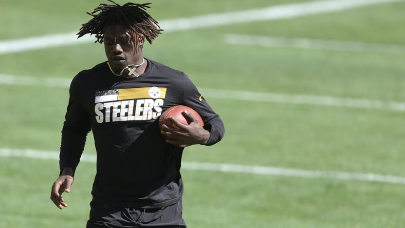 James Pierre warms up on the field before Steelers vs. Broncos game at Heinz Field. James Pierre Vikings