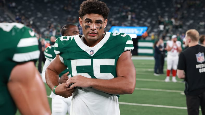 Chazz Surratt leaving the field after a Jets preseason game. Chazz Surratt Seahawks.