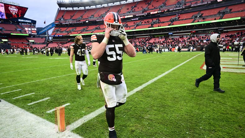 Ethan Pocic walks off the field after a Cleveland Browns game against the San Francisco 49ers at Huntington Bank Field. Vikings free agents