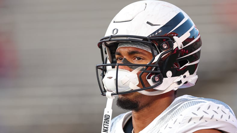 Oregon TE Kenyon Sadiq against Rutgers in 2025