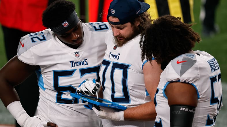 Aaron Brewer lines up on the Titans offensive line against Denver. Vikings Aaron Brewer