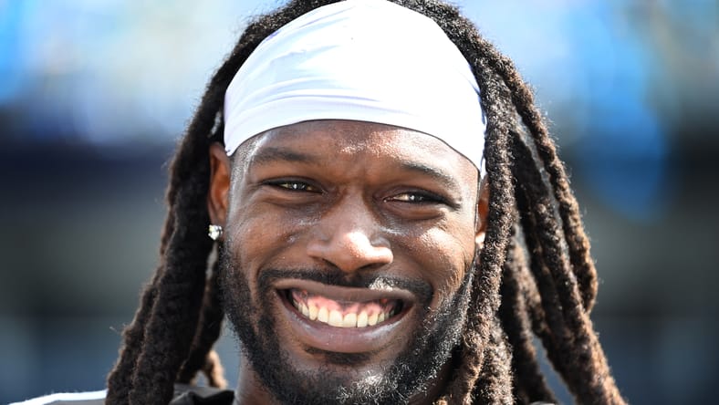 Jadeveon Clowney stands on the sideline during a Browns game against the Panthers. Jadeveon Clowney Vikings