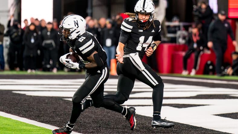 TJ Lateef hands off to Emmett Johnson during a rushing play. Emmett Johnson Vikings