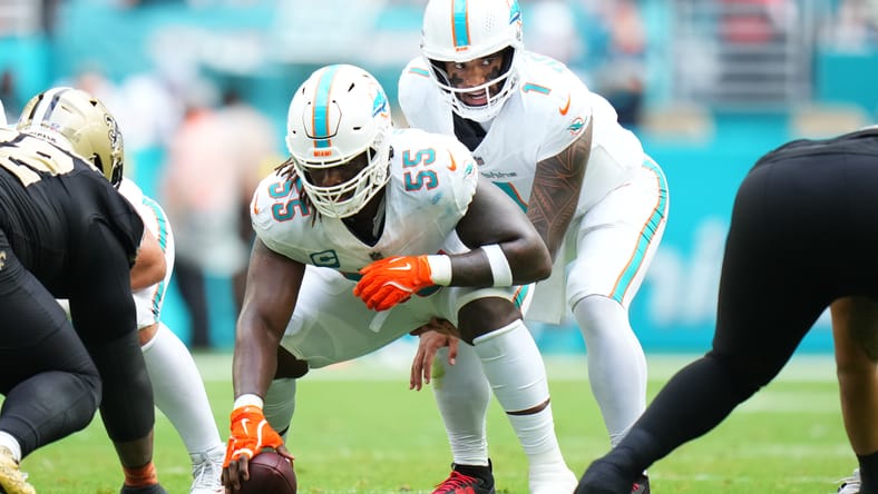 Tua Tagovailoa lines up under center Aaron Brewer before a snap. Vikings Aaron Brewer