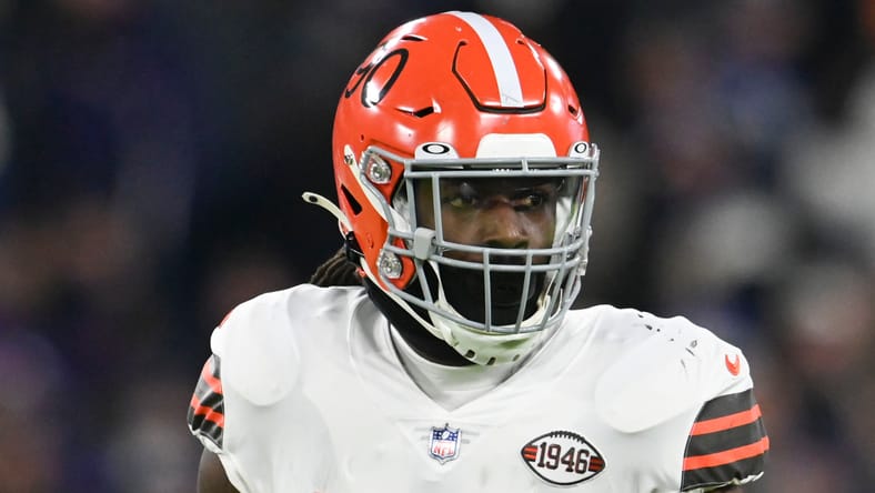 Bowns EDGE Jadeveon Clowney against the Ravens in 2021