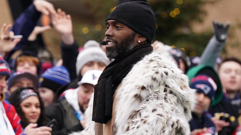 Randy Moss mixing it up with Patriots fans in 2026