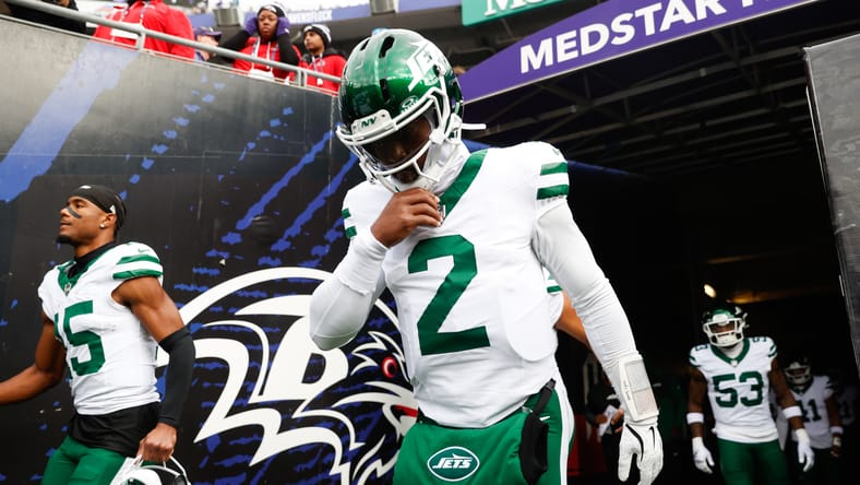 Tyrod Taylor takes the field before a Jets game at M&T Bank Stadium. Packers sign Tyrod Taylor.