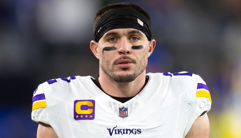 Harrison Smith prepares for a play during Vikings’ wild card game vs. Rams.