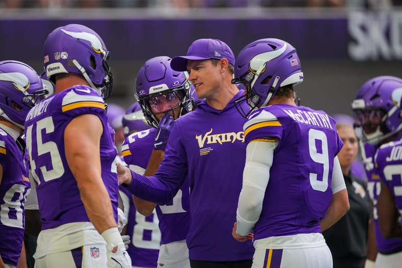 Kevin O’Connell speaks to J.J. McCarthy and Vikings before Texans game.