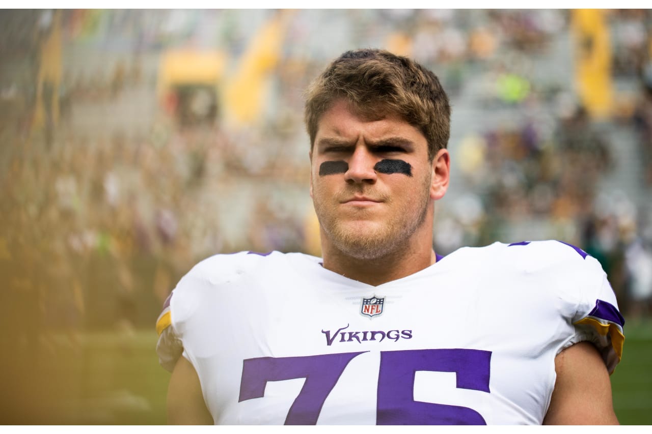 Vikings Sign Right Tackle O'Neill To Five-Year Extension