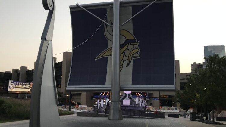 Purple reigns at new Vikings stadium