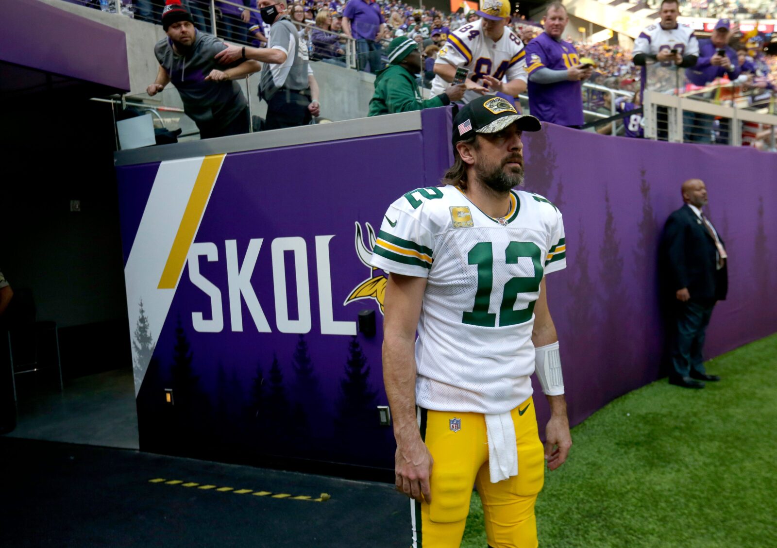 Cook's 4 TDs help Vikings knock off Packers 28-22