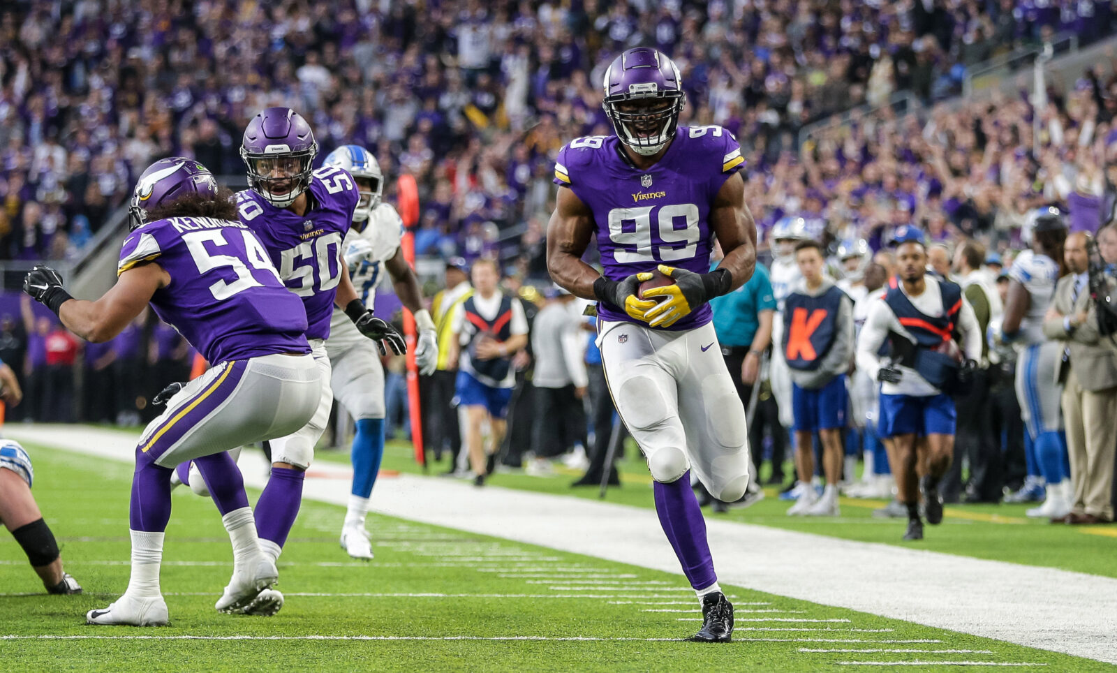 Danielle Hunter, Za'Darius Smith flex their muscles in smashing