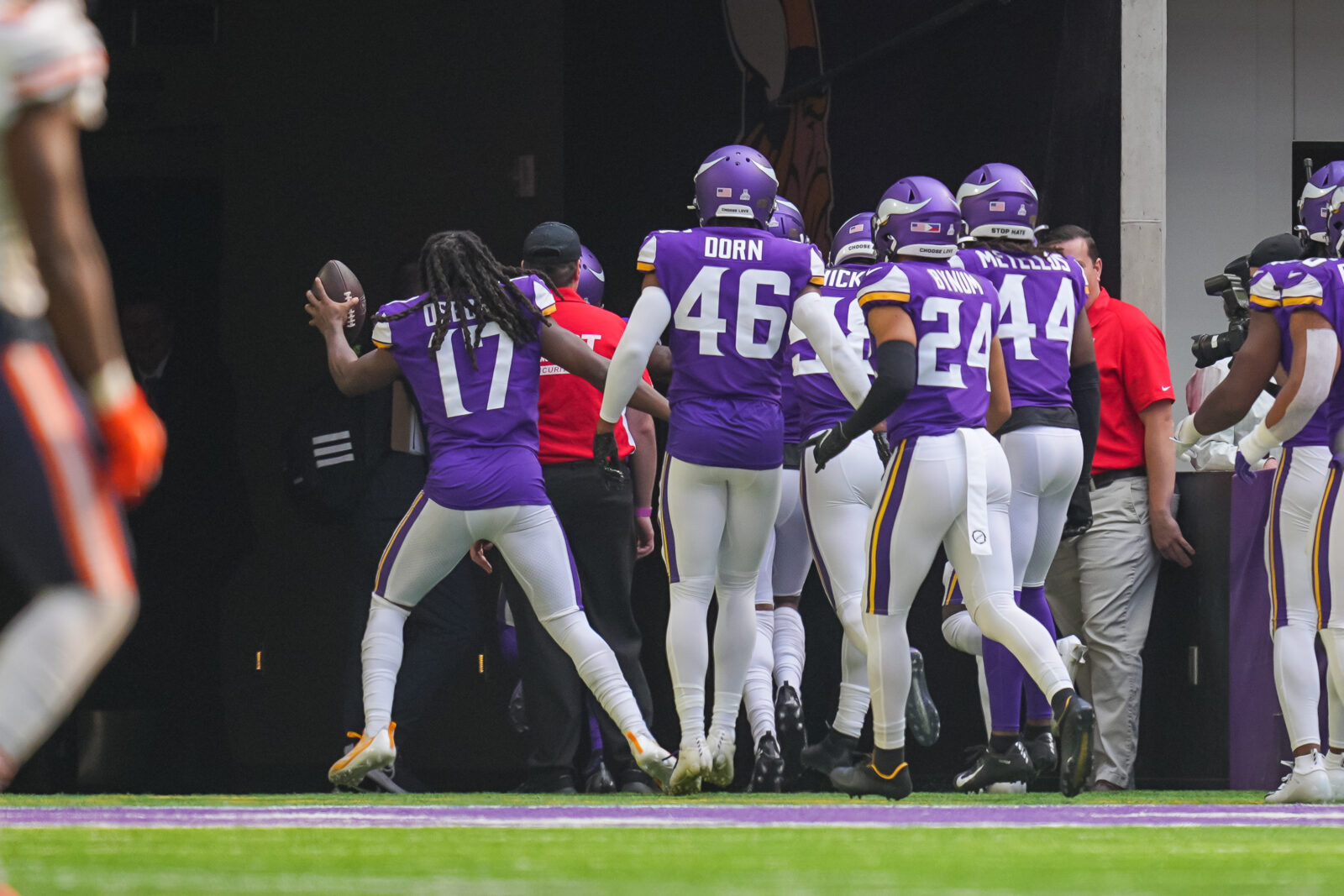 Bucs Defeat Vikings in Minnesota to Start 1-0