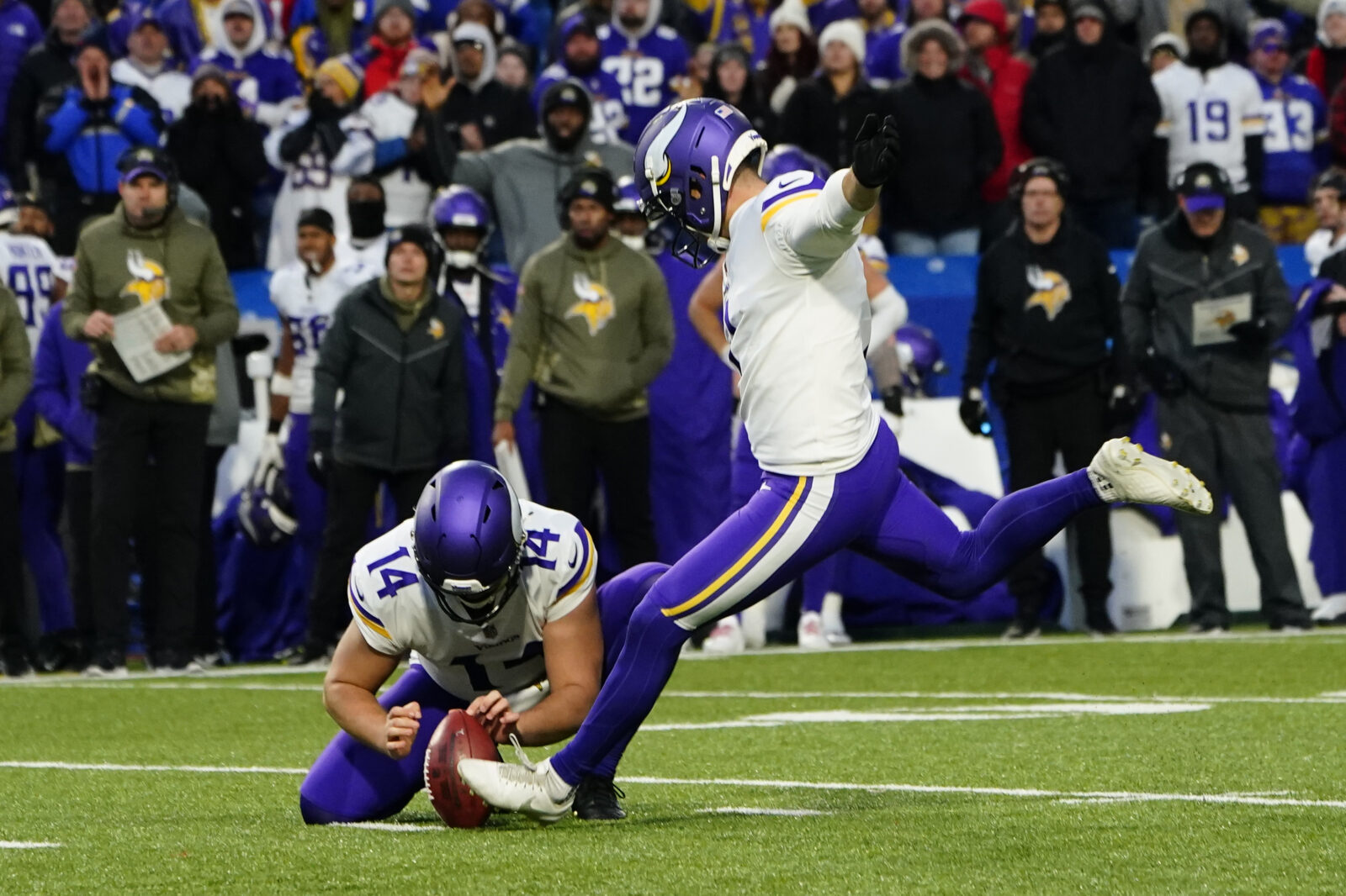 Vikings bring back kicker Joseph, long snapper DePaola 