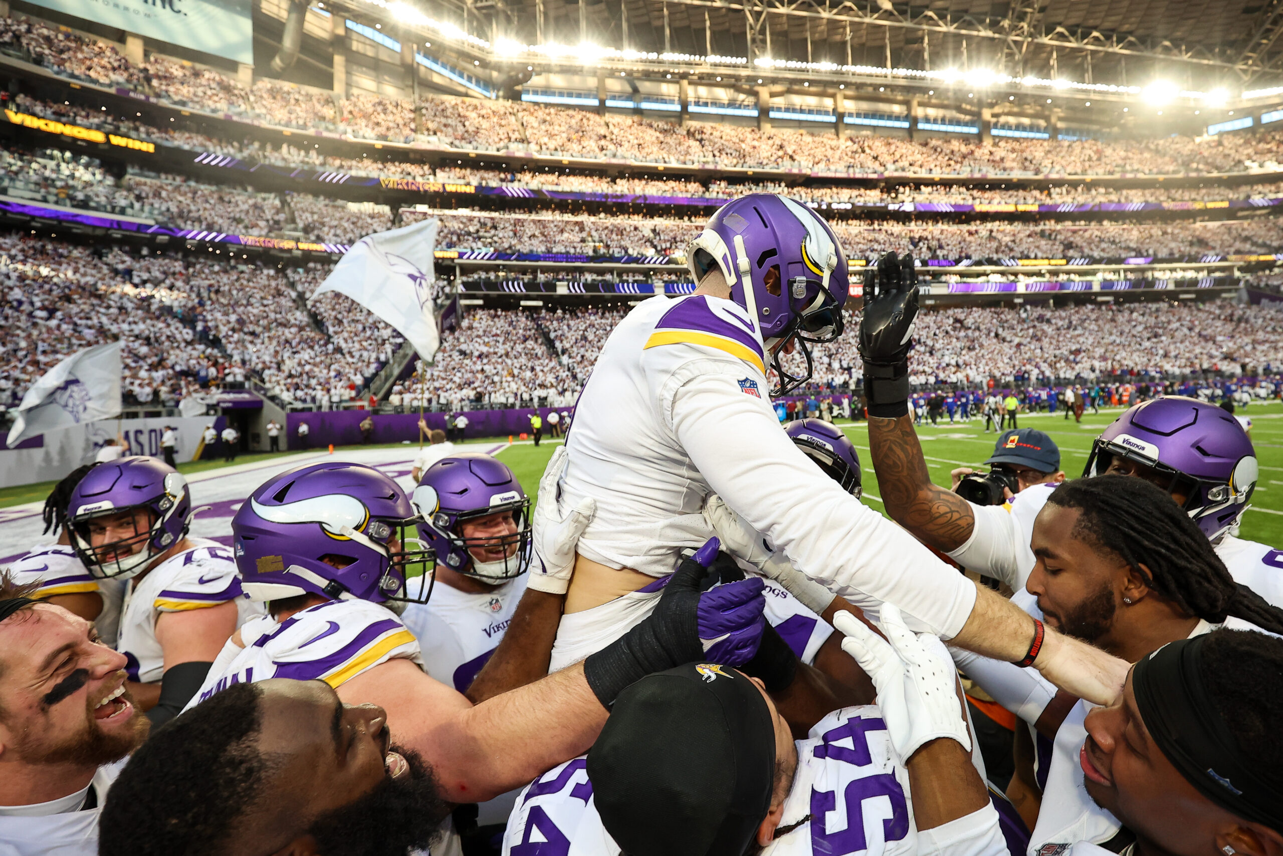 Joe Burrow hung out with Damar Hamlin, Trevor Lawrence at Super Bowl