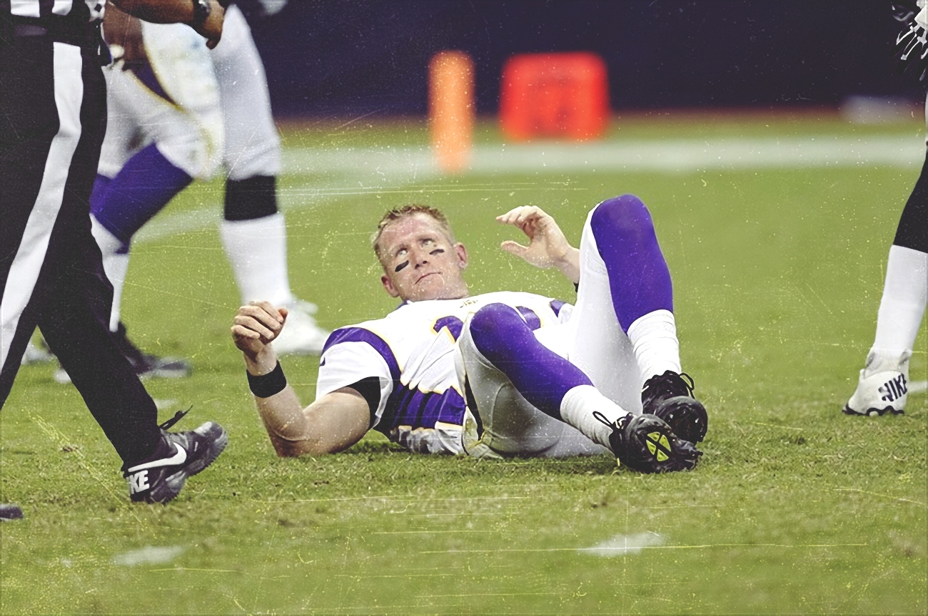 Brett Favre (#4) of the Minnesota Vikings and Sage Rosenfels (#2