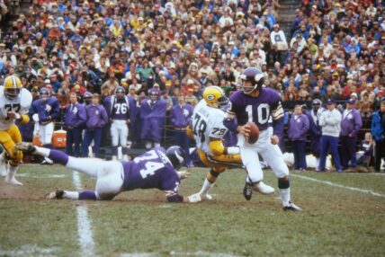Hall of Fame Vikings QB Pounds His Chest