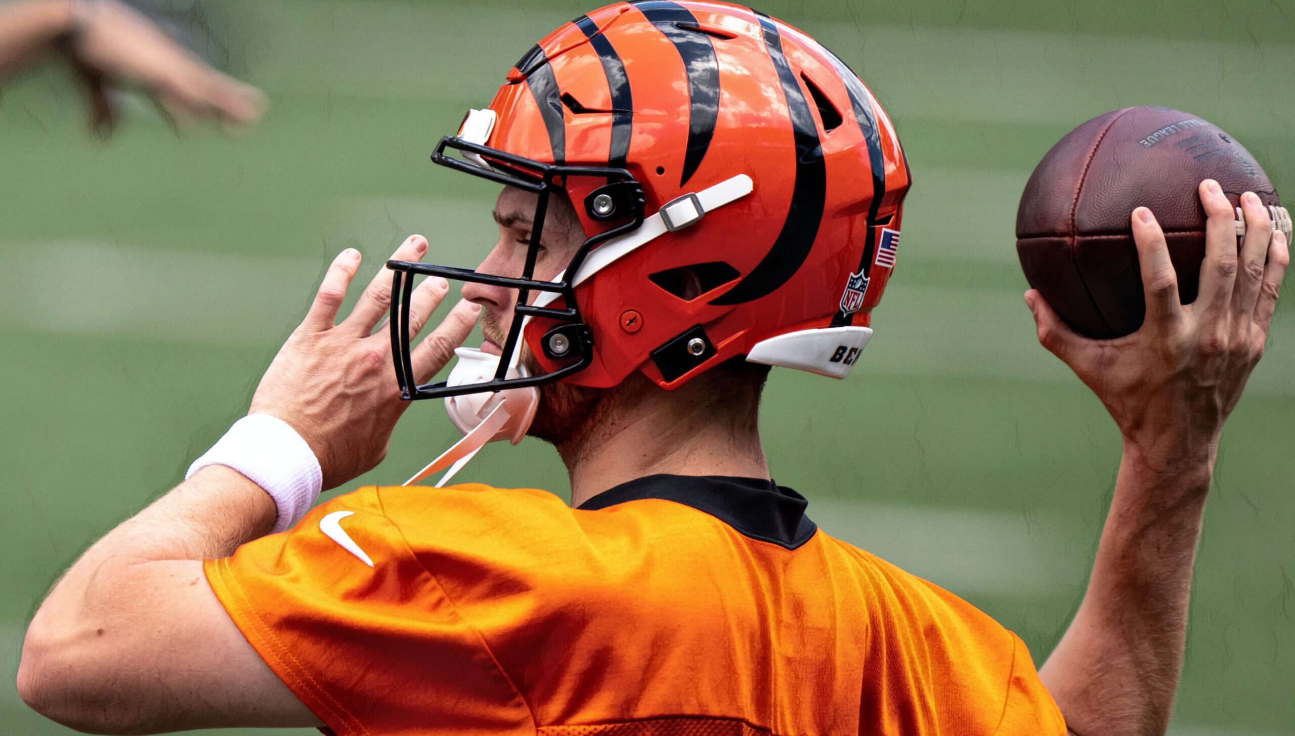 Cincinnati Bengals quarterback Jake Browning (6) warms up prior to