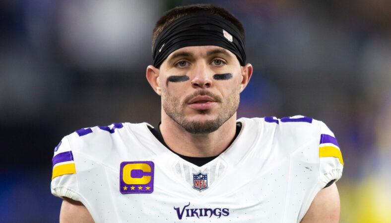 Harrison Smith prepares for a play during Vikings’ wild card game vs. Rams.
