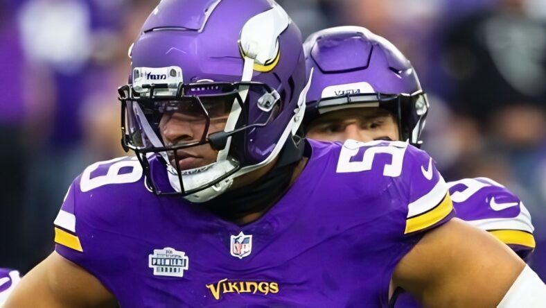 Gabriel Murphy plays against Falcons at U.S. Bank Stadium.