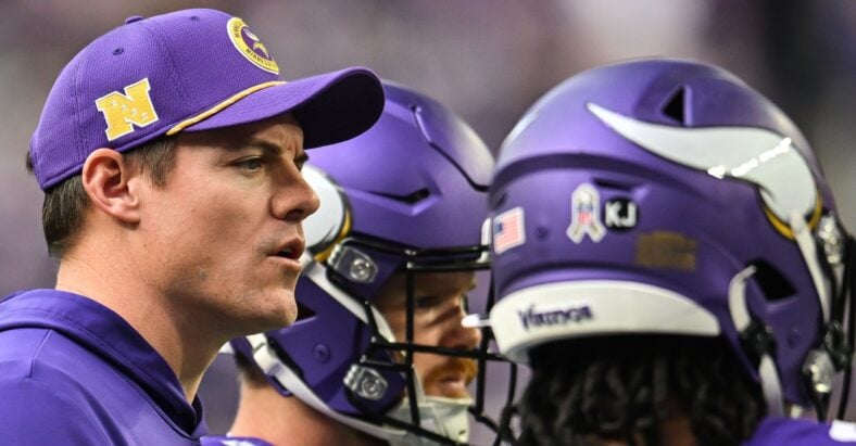 Kevin O’Connell talks with Ty Chandler before a Vikings home game