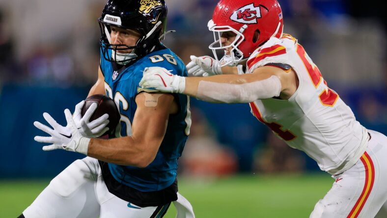 Johnny Mundt is tackled by Leo Chenal during a Jacksonville Jaguars game against the Kansas City Chiefs at EverBank Stadium. Johnny Mundt Vikings.
